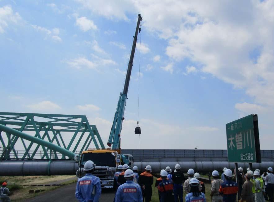高速道路 ( 東名阪自動車道 ) からの資材搬入訓練 木曽三川下流部はゼロメートル地帯が広がっていることから