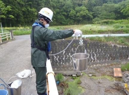 水については 放射性セシウムはほぼ不検出 検出下限値 １ベクレル /リットルとなっています また 水底の泥については 東京電力福島第一原子力発電所の 20km圏内などの一部の限られた地点で増加が見られますが 概ね横ばい又は減尐してい る地点が多く 2,000