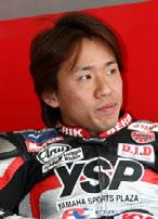その悲願を山口に託した形だ さらに 今大会には 過去に Kawasaki と Honda のワークスライダーとして活躍した井筒仁康が参戦する 2000 年 Kawasaki マシンを駆り全日本スーパーバイクでチャンピオンを獲得 2004 年 には Honda マシンで全日本 JSB1000 と鈴鹿 8 耐のダブルタイトルを獲得したが この 2004 年に現役引退を表明 4 年のブランクを経て