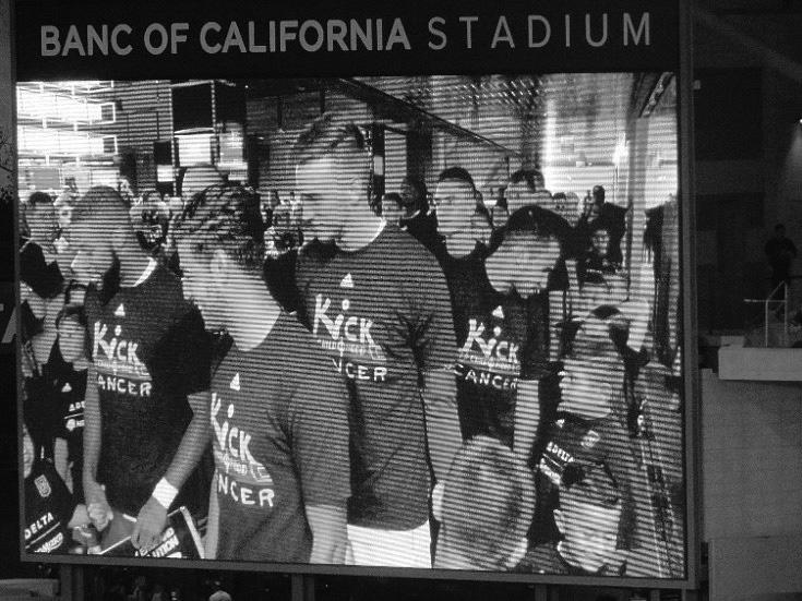 それ以上に驚いたのが店内のモニターが映す映像である ホームチームであるLos Angeles Football Clubのグッズショップであるにも関わらず スポーツジャンルが違うアメリカンフットボールの試合が流れていた 以前訪れたSan FranciscoのMLS 試合会場でもそうだったが 他のスポーツの試合が違和感なくサッカー会場で流されていたことがあった