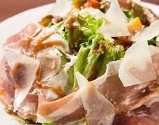 Insalata [ サラダ ] イタリア産生ハムとたっぷりパルメザンチーズのサラダ Prosciutto and parmesan salad with